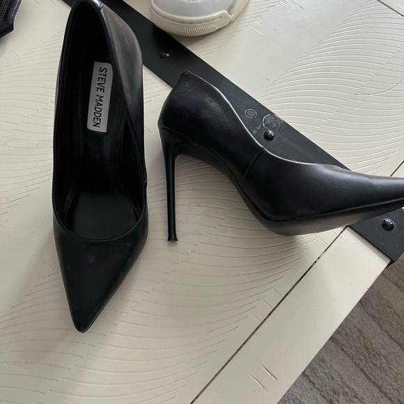 Steve Madden Classic Black Pointed Heels - Picture 5 of 5